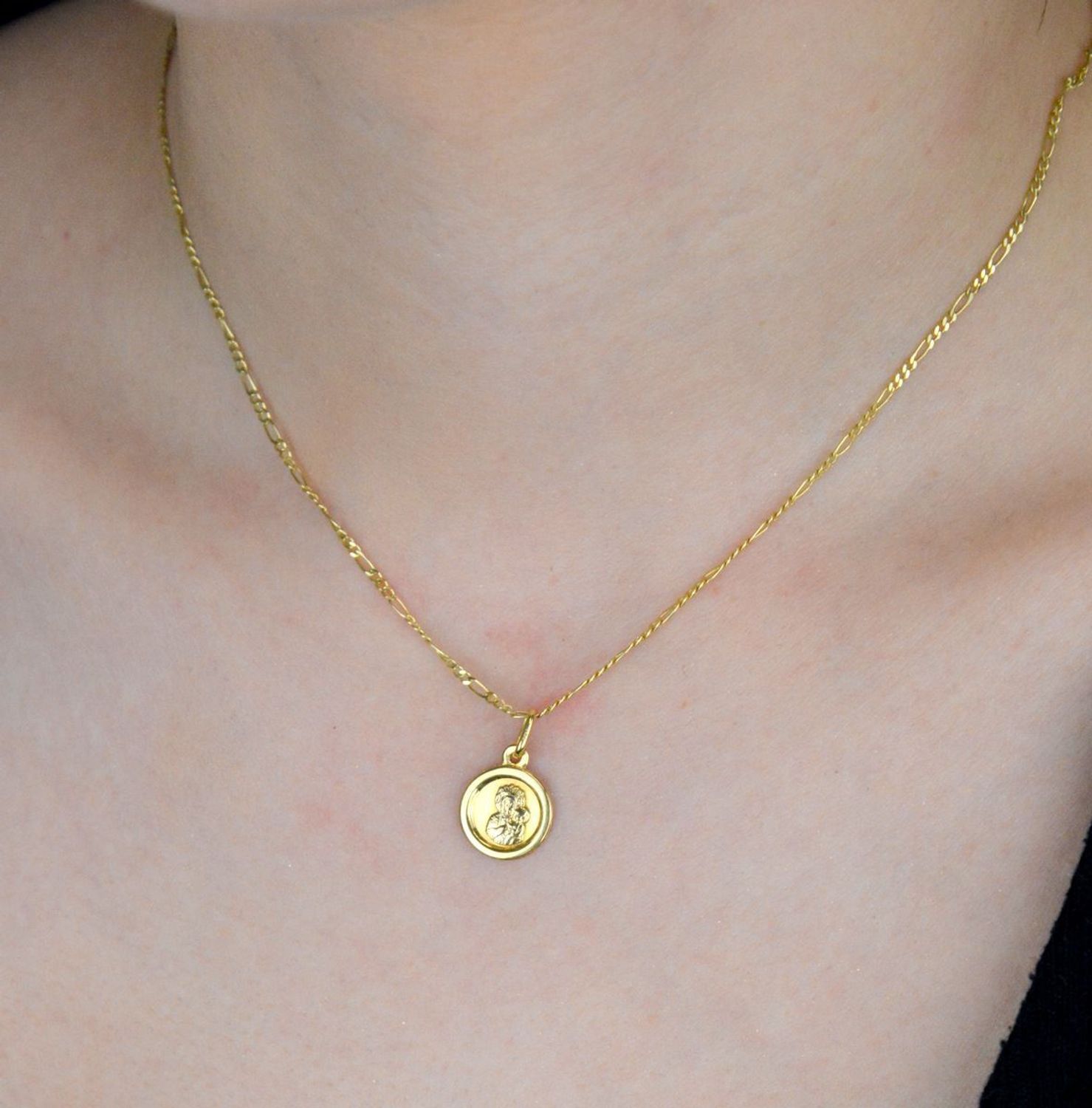 Złota zawieszka okrągły medalik Matka Boska Częstochowska ZA 2206 333. Piękny medalik o bogatej symbolice religijnej w okrągłym kształcie. Złota zawieszka wykonana z wysokiej jakości złota 1.jpg